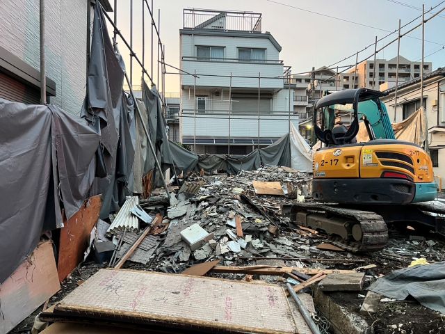 木造2階建て解体工事(神奈川県横浜市鶴見区尻手)工事中の様子です。